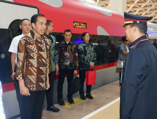 조코 위도도 인도네시아 대통령이 자카르타-반둥 고속철도 개통식을 개최한 후 하림역을 방문했다. 사진=인니 대통령실
