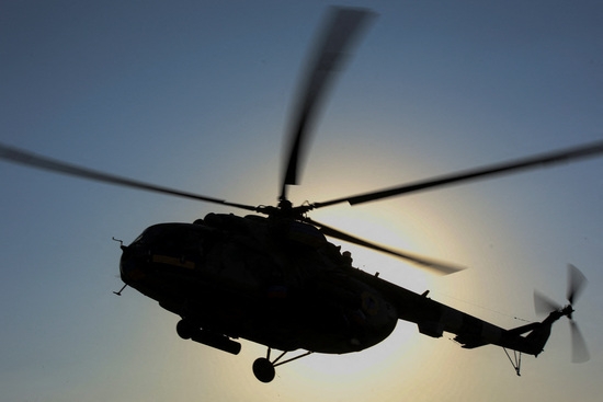 우크라이나군 Mi-8 헬리콥터가 지난달 29일(현지시간) 우크라이나 동부의 미공개 위치에서 우크라이나에 대한 러시아의 공격 가운데 하늘을 날고 있다. 사진=로이터
