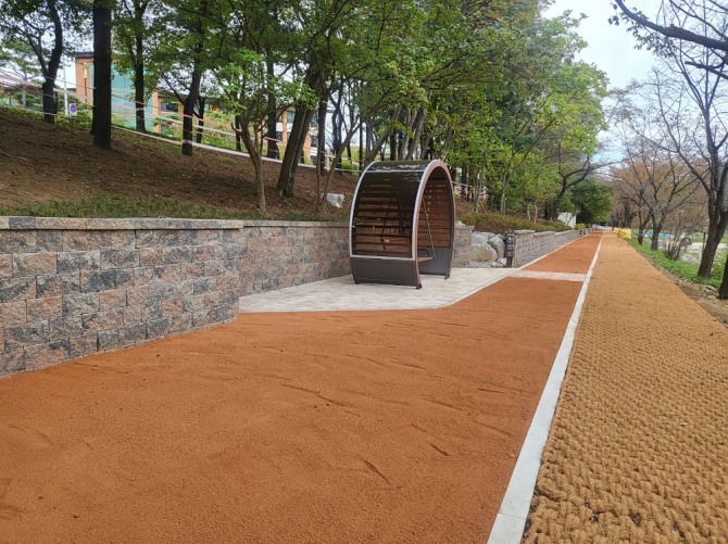 오는 6일 개장하는 성남시 분당구 구미동 79 공공공지 맨발 황톳길. 사진= 성남시