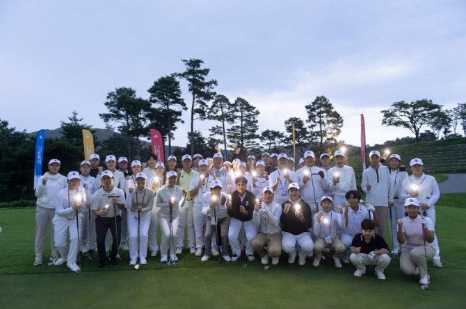 김시우, 임성재가 참가 학생들과 기념촬영 했다. 사진=CJ그룹