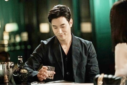 김진우 중도 하차 후 교체 투입된 배우 이시강이 '우아한 제국'에 첫 등장한다. KBS 2TV 저녁일일드라마 '우아한 제국'(극본 한영미 연출 박기호) 제작진은 김진우 뒤를 이어 장기윤 역할로 합류한 이시강의 촬영현장 스틸컷을 4일 공개했다. 사진 속 이시강은 패션 화보를 방불케 하는 엔터테인먼트 재벌의 아우라와 고독한 카리스마를 내뿜고 있다. 다른 사진에서는 취기가 오른 듯 멍한 눈빛으로 누군가를 바라보고 있다. 사진은 이시강 스틸컷. 사진=KBS 2TV '우아한 제국'(유비컬쳐, 메이퀸픽쳐스)