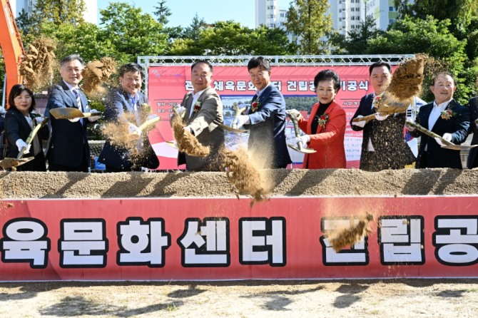 지난 5일 이민근 안산시장과 지역 도·시의원, 관련기관·단체장 및 지역주민 등 100여 명이 참석한 가운데 관산체육문화센터 건립공사 기공식을 개최했다. 사진=안산시