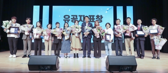 강범석 서구청장(오른쪽 일곱번째)이 노인복지유공자에게 표창장을 수여한 후 기념촬영을 하고 있다. 사진=서구청