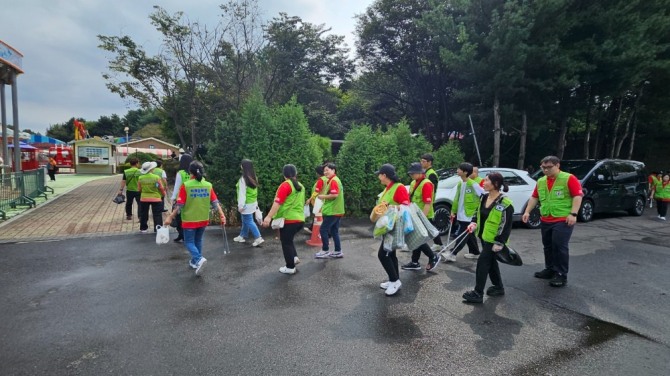 봉사단체는 5구역으로 나눠 임진각 주변환경정리 하고 있다. 