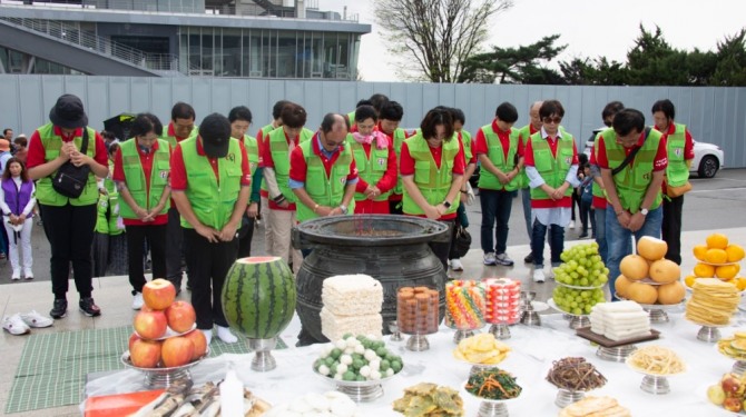 환경미화를 마치고 탈북민 봉사단체는 망향제를 지내며 고향에 계시는 부,모 형제 친척들에게 건강과 안녕을 빌고 있다.