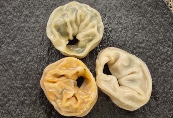 하림 더미식 손만두 3종. 공장에서 직접 똬리를 틀어 모양을 빚어낸 것이 특징이다. 사진=김성준 기자