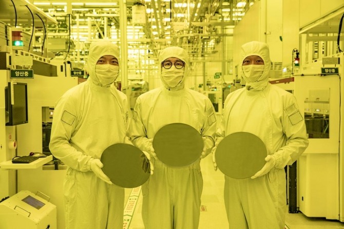 AMD가 자사의 차세대 반도체를 삼성전자 3나노 GAA 공정으로 제조할 계획을 밝히면서 글로벌 파운드리 시장에 적잖은 영향을 미칠 전망이다. 사진은 삼성전자 화성캠퍼스 3나노 생산 라인 모습.  사진=삼성전자