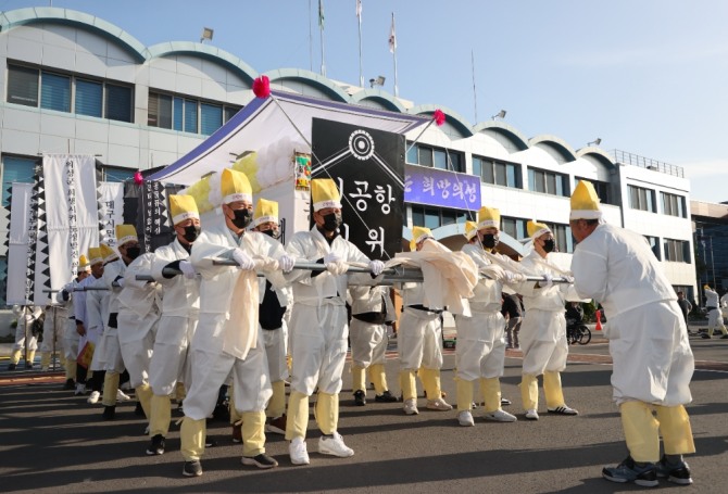 의성군 400개 리 이장으로 구성된 이장연합회가 6일 대구경북 신공항 화물터미널 배치에 반발해 의성군청 앞에서‘신공항반대’ 군민결의를 다지는 상여 집회를 열고있다. 사진=의성군 