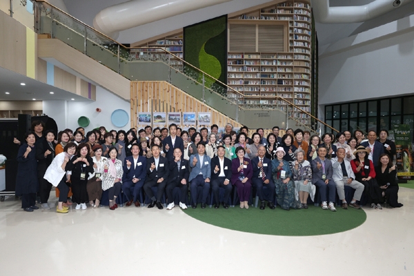  ‘2023 대한민국 화훼인의 밤’ 참석자들이 기념촬영을 하고 있다.사진=고양시