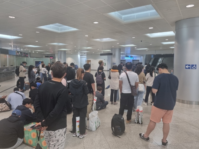 두바이 국제공항에서 대한항공 항공편 대기하는 승객들. 사진=연합뉴스
