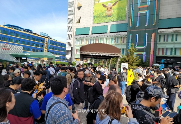 동대문 현대아울렛 광장에 '포켓몬 고 시티 사파리' 참가자들이 대거 모여들었다. 사진=이원용 기자