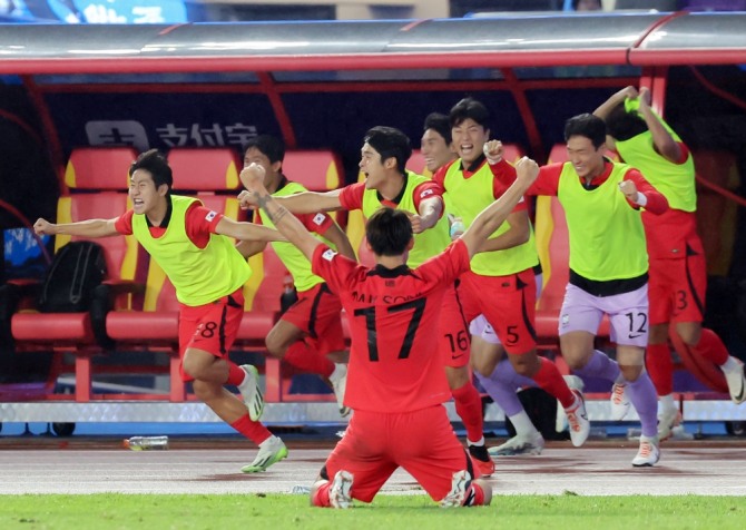 7일 중국 항저우 황룽 스포츠센터 스타디움에서 열린 2022 항저우 아시안게임 남자축구 대한민국과 일본의 결승전에서 우승한 한국 대표팀 이 이강인,송민규 등이 기뻐하고 있다. 사진=연합뉴스
