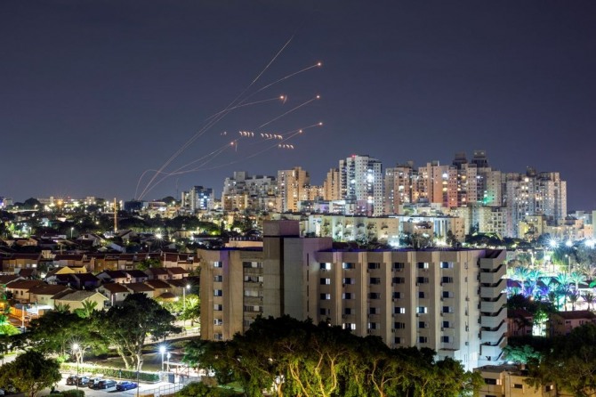 이스라엘의 아이언 돔 미사일 방어 시스템이 2023년 10월 7일 이스라엘 남부 아쉬켈론에서 가자 지구에서 발사된 로켓을 요격하고 있다. 사진=로이터