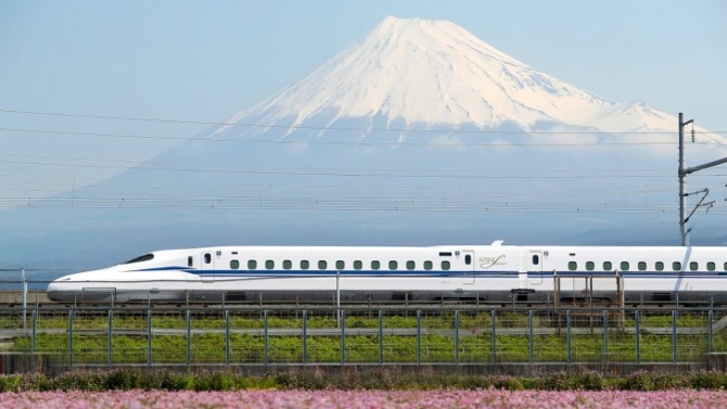 일본을 대표하는 고속열차 ‘신칸센’이 유명 관광명소인 후지산 주변을 통과하고 있다. 사진=JR그룹