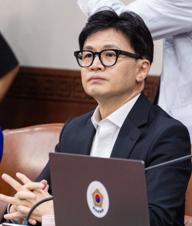 한동훈 법무부 장관이 지난 4일 서울 종로구 정부서울청사에서 열린 국무회의에 참석해 한덕수 국무총리의 발언을 듣고 있다.사진=연합뉴스