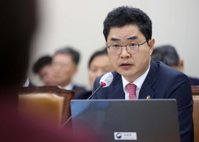 김창기 국세청장이 10일 오전 서울 여의도 국회에서 열린 기획재정위원회 국세청, 서울지방국세청, 중부지방국세청, 인천지방국세청 등에 대한 국정감사에서 의원 질의에 답변하고 있다. 사진-뉴시스