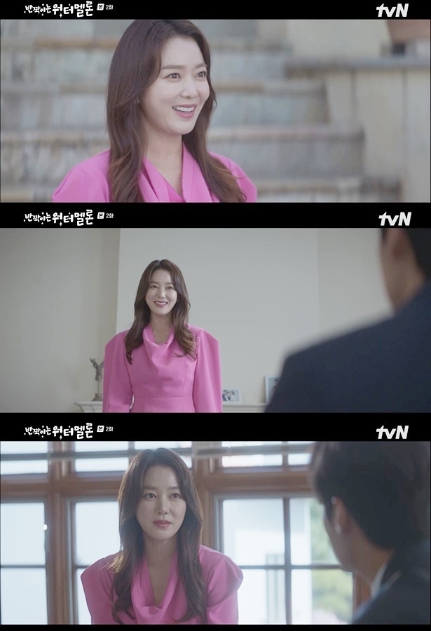 ‘반짝이는 워터멜론’ 이소연이 예사롭지 않은 캐릭터를 연기했다. 최근 방송된 tvN 월화드라마 ‘반짝이는 워터멜론’에서 이소연은 첼로를 전공하는 딸을 둔 평범한 엄마이자 돌아가신 비바 할아버지(천호진)의 딸 최세경(어른 세경)으로 등장해 눈길을 끌었다. 사진=tvN ‘반짝이는 워터멜론’