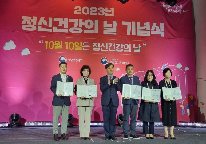 안산시 상록수·단원보건소는 세계 정신건강의 날을 맞아 시민의 정신건강 및 자살 예방에 이바지한 공로를 인정받아 단원보건소, 자살예방센터, 중독관리통합지원센터가 각각 보건복지부 장관 기관 표창을 받는 3관왕의 쾌거를 달성했다. 사진=안산시