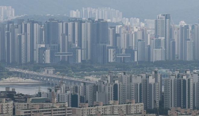 서울과 수도권의 급매물이 소진된 이후 부동산 시장의 관망세가 짙어지고 있다. 서울 남산에서 바라본 강남북 아파트 단지. 사진=뉴시스