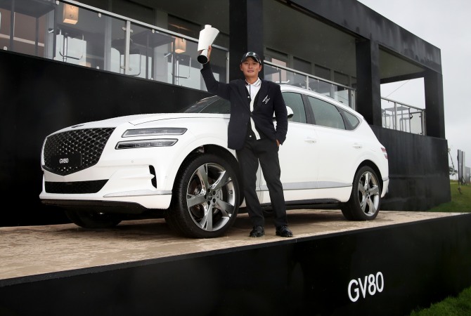 지난 2022년 제네시스 챔피언십에서 우승트로피를 들고 있는 김영수. 사진=KPGA