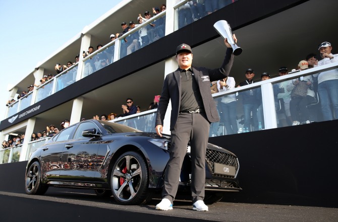 2019년 제네시스 챔피언십에서 우승한 임성재가 부상으로 받은 제네시스차량 앞에서 트로피를 들어 올리고 있다. 사진=KPGA