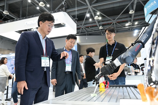 이민근 안산시장이 지난 11일 열린 로봇산업 박람회 ‘2023 로보월드’에 참가해 전시관을 둘러보고 있다. 사진=안산시