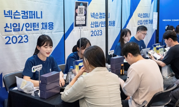 넥슨 채용팀 직원들이 산학 연계 채용 프로그램 '캠퍼스 리크루팅'에서 지원자들과 상담하고 있다. 사진=넥슨