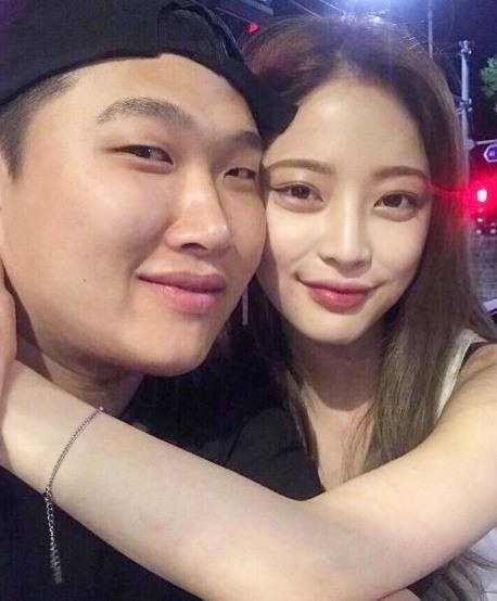 래퍼 스윙스 측이 모델 겸 배우 임보라와 재결합설에 조심스러운 입장을 보였다. 스윙스 소속사 피네이션은 최근 임보라와 재결합설과 관련해 “아티스트 사생활 부분이라 확인이 어렵다”며 긍정도 부정도 하지 않았다. 앞서 한 매체는 스윙스 임보라가 재결합했다며 얼마 전 서울 한 주점에서 다정하게 스킨십하면서 데이트를 즐겼다고 보도했다. 앞서 임보라는 지난달 김순옥 작가의 ‘7인의 탈출’ 출연으로 시청자 이목을 끌었다. 사진은 스윙스 임보라. 사진=임보라 인스타그램