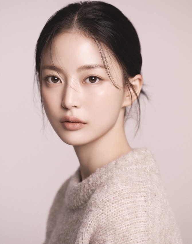 래퍼 스윙스 측이 모델 겸 배우 임보라와 재결합설에 조심스러운 입장을 보였다. 스윙스 소속사 피네이션은 최근 임보라와 재결합설과 관련해 “아티스트 사생활 부분이라 확인이 어렵다”며 긍정도 부정도 하지 않았다. 앞서 한 매체는 스윙스 임보라가 재결합했다며 얼마 전 서울 한 주점에서 다정하게 스킨십하면서 데이트를 즐겼다고 보도했다. 앞서 임보라는 지난달 김순옥 작가의 ‘7인의 탈출’ 출연으로 시청자 이목을 끌었다. 사진은 임보라 프로필 사진. 사진=이니셜엔터테인먼트