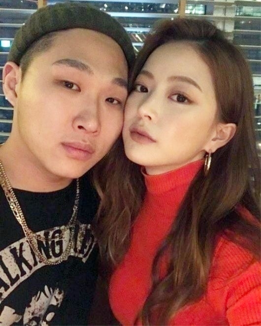 래퍼 스윙스 측이 모델 겸 배우 임보라와 재결합설에 조심스러운 입장을 보였다. 스윙스 소속사 피네이션은 최근 임보라와 재결합설과 관련해 “아티스트 사생활 부분이라 확인이 어렵다”며 긍정도 부정도 하지 않았다. 앞서 한 매체는 스윙스 임보라가 재결합했다며 얼마 전 서울 한 주점에서 다정하게 스킨십하면서 데이트를 즐겼다고 보도했다. 앞서 임보라는 지난달 김순옥 작가의 ‘7인의 탈출’ 출연으로 시청자 이목을 끌었다. 사진은 스윙스 임보라. 사진=임보라 인스타그램