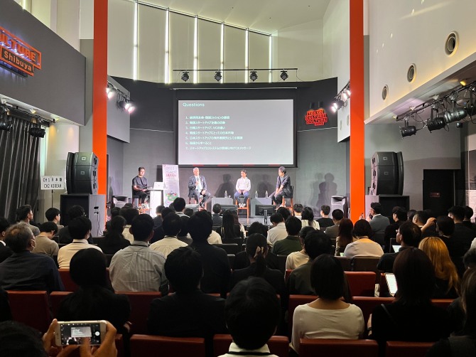 12일 오후 일본 도쿄 도쿄컬쳐컬쳐에서 진행한 '2023년 L-캠프 재팬 1기'에서 다마쓰카 겐이치 일본 롯데홀딩스 대표와 인큐베이터펀드, 팍샤캐피털 등 일본을 대표하는 VC 대표가 토론하고 있다.  /사진=롯데벤처스