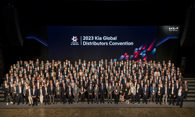 2023년 기아 전 세계 대리점 대회에 참석한 관계자들이 기념촬영을 하고 있다. 사진=기아