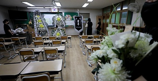 지난 9월 서울 서이초등학교 교실에서 고인이 된 교사의 49재 추모일을 기리고 있다. 사진=연합뉴스