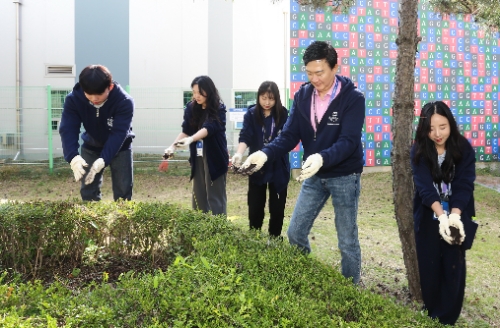 삼바 페스타 행사를 참여하고 있는 삼성바이오로직스 경영진 및 임직원들의 모습. 사진=삼성바이오로직스