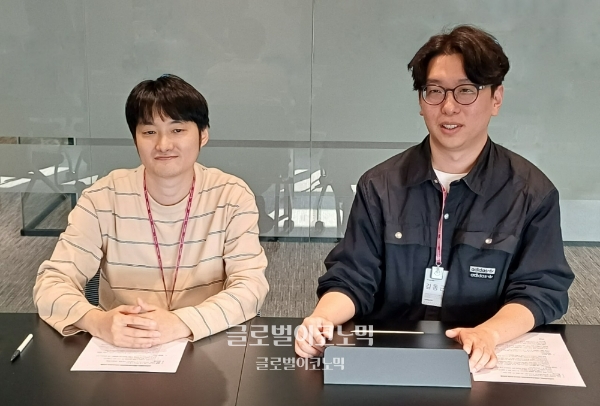 넷마블F&C의 강민석 '그랜드크로스: 에이지 오브 타이탄' 총괄 PD(왼쪽)와 김동근 개발실장. 사진=이원용 기자