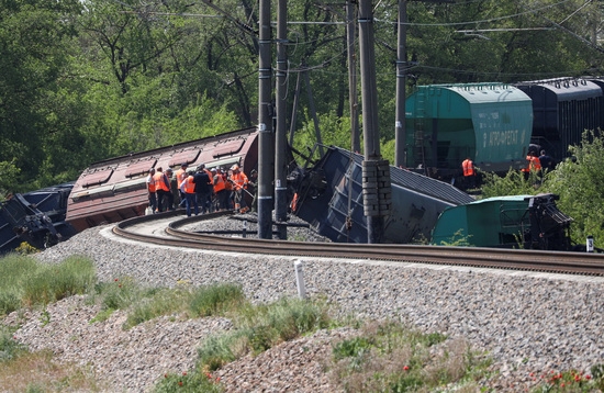 지난 5월 크림반도 심페로폴 지구에서 곡물을 운반하는 화물 열차와 관련된 사고로 인해 탈선된 기차. 사진=로이터