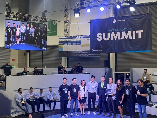 동국씨엠 임직원들이 지난 11일부터 13일(현지 시각)까지 멕시코 멕시코시티 센트로 시티 바나멕스 컨벤션센터에서 열린 ‘2023 멕시코 건축 박람회’(EXPO CIHAC 2023)에서 ‘부스 베스트 디자인상’을 수상한 뒤 기념촬영을 하고 있다. 사진=동국씨엠