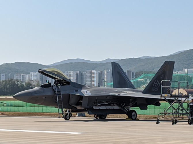 비행을 위해 정비 중인 미군의 F-22 랩터. 사진=장용석 기자
