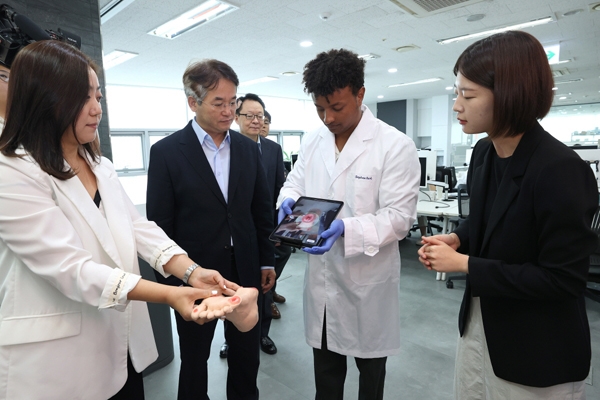 이동환 고양시장이 로킷헬스케어 기업을 방문해 설명을 듣고 있다. 사진=고양시