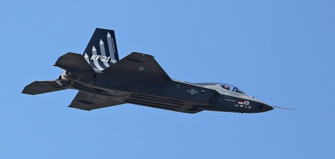 16일 성남 서울공항 상공을 비행 중인 KF-21. 사진=연합뉴스