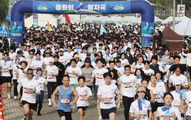  '2023 지구런 : 평화의 발자국 IN SEOUL' 마라톤 행사가 지난 15일 뚝섬 수변무대 코스에서 열렸다. 사진=행복한 동행