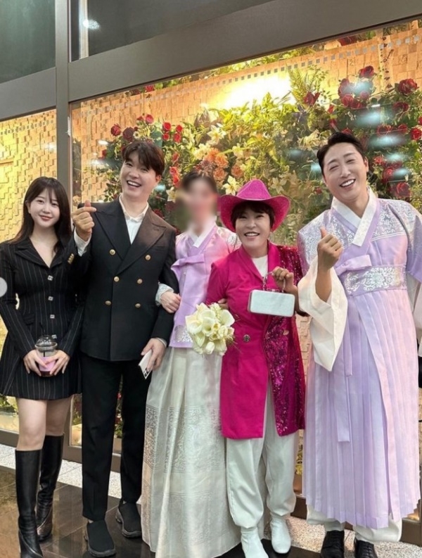 방송인 박수홍이 가족과의 법적 다툼을 이어가는 와중에 지인들로부터 위로받고 있다. 박수홍은 15일 문화일보 유튜브 채널 '올댓스타'를 통해 정말 고아가 된 것 같다 참담하다며 친형 부부와 진행 중인 재판 과정에서 자신의 사생활을 공개한 아버지에 대한 심경을 밝혔다. 사진은 손헌수 결혼식장에 참석한 박수홍 김다예 부부(맨 왼쪽). 사진=김다예 인스타그램