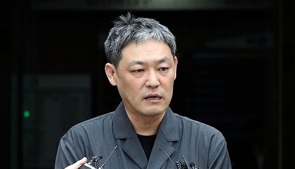 방송인 박수홍이 자신의 사생활 관련해 허위 사실을 유포한 형수를 명예훼손 혐의로 고소하겠다고 밝혔다. 박수홍 법률대리인 노종언 변호사는 지난 14일 스포츠서울에 유튜버 김용호 씨가 사망하면서 허위사실 유포 및 명예훼손 관련 수사 건이 '공소권 없음'으로 종결됐다며 수사 과정에서 밝혀진 내용을 바탕으로 박수홍 씨 형수를 고소할 예정이라고 밝혔다. 사진은 극단 선택으로 사망한 유튜버 고(故) 김용호. 사진=연합