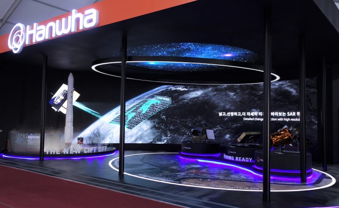 사진3. 한화가 ADEX 2023에서 스페이스허브 존에서 우주 사업 밸류체인을 제시했다. 사진=한화