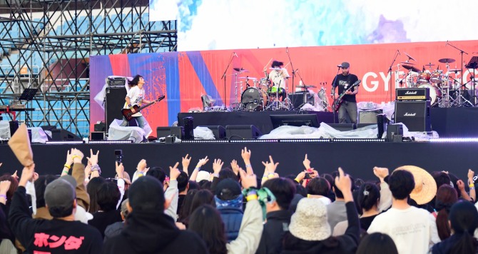 안산시는 인디음악에 대한 관객의 뜨거운 함성과 페스티벌 깃발이 안산 와~스타디움을 가득 채운 가운데 지난 13일부터 15일까지 사흘간 열린 ‘경기인디뮤직페스티벌 2023(인뮤페 2023)’이 성황리에 막을 내렸다. 사진=안산시