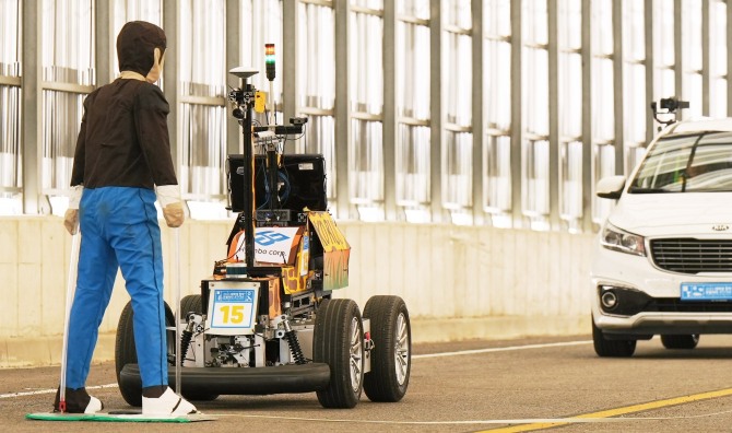 경기도 화성시 자동차안전연구원에서 열린 ‘2023 대학생 창작모빌리티 경진대회’에서 지난 13일 무인모빌리티부문 예선전 참가팀이 GPS음영구간 내 장애물을 인식 후 멈춰서고 있다.
