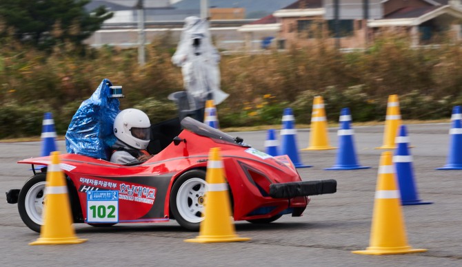 경기도 화성시 자동차안전연구원에서 열린 ‘2023 대학생 창작모빌리티 경진대회’에서 지난 14일 무인모빌리티부문 본선 참가팀이 차선인식 후 자율주행하고 있다. 
