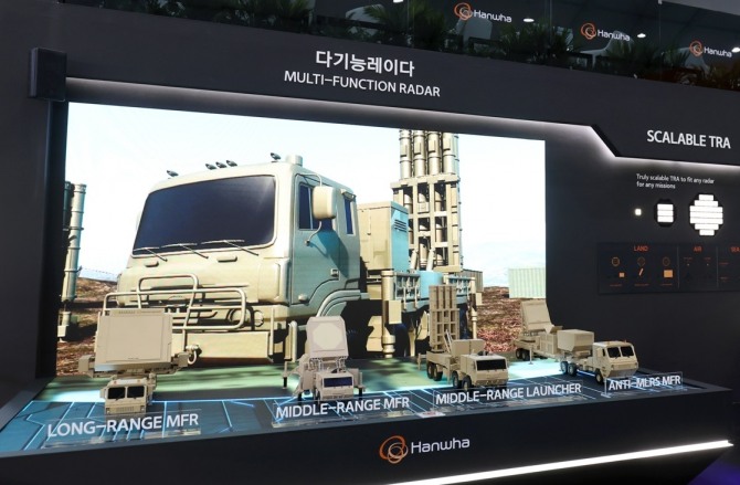 한화시스템이 전시한 장거리 지대공 유도무기체계 다기능레이다(왼쪽), 수출형 다기능레이다(왼쪽 두번째), 다표적 동시교전 다기능레이다(맨 오른쪽). 사진=한화시스템