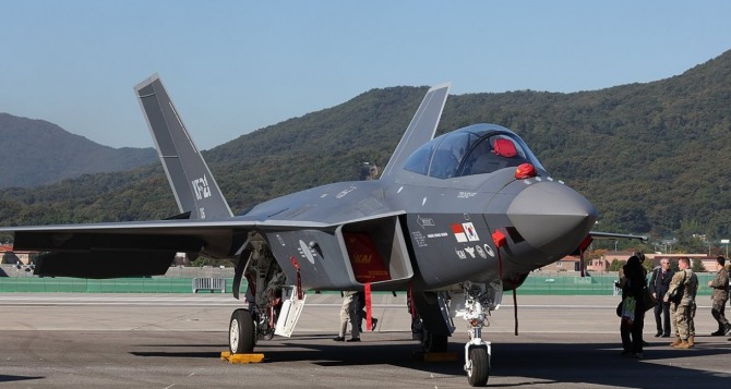 17일 경기도 성남 서울공항에서 열린 '서울 아덱스(ADEX) 2023' 행사장에 국산 전투기 KF-21이 전시돼 있다. 사진=연합뉴스