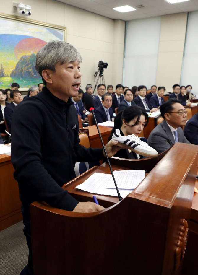 지난 16일 오후 서울 여의도 국회에서 열린 정무위원회의 공정거래위원회 등에 대한 국정감사에 참고인으로 출석한 김정중 아디다스전국점주협의회 회장이 의원들의 질의에 답변하고 있다. 오른쪽은 피터 곽 아디다스코리아 대표이사. 사진=뉴시스 